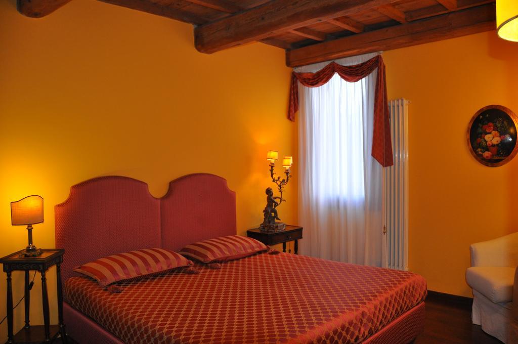 Piazza Nova Guest House Φεράρα Δωμάτιο φωτογραφία